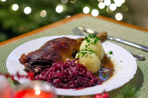 Da läuft einigen das Wasser im Mund zusammen, aber nicht allen: eine Portion knusprige Gänsekeule mit Rotkohl und Klößen. (Archi