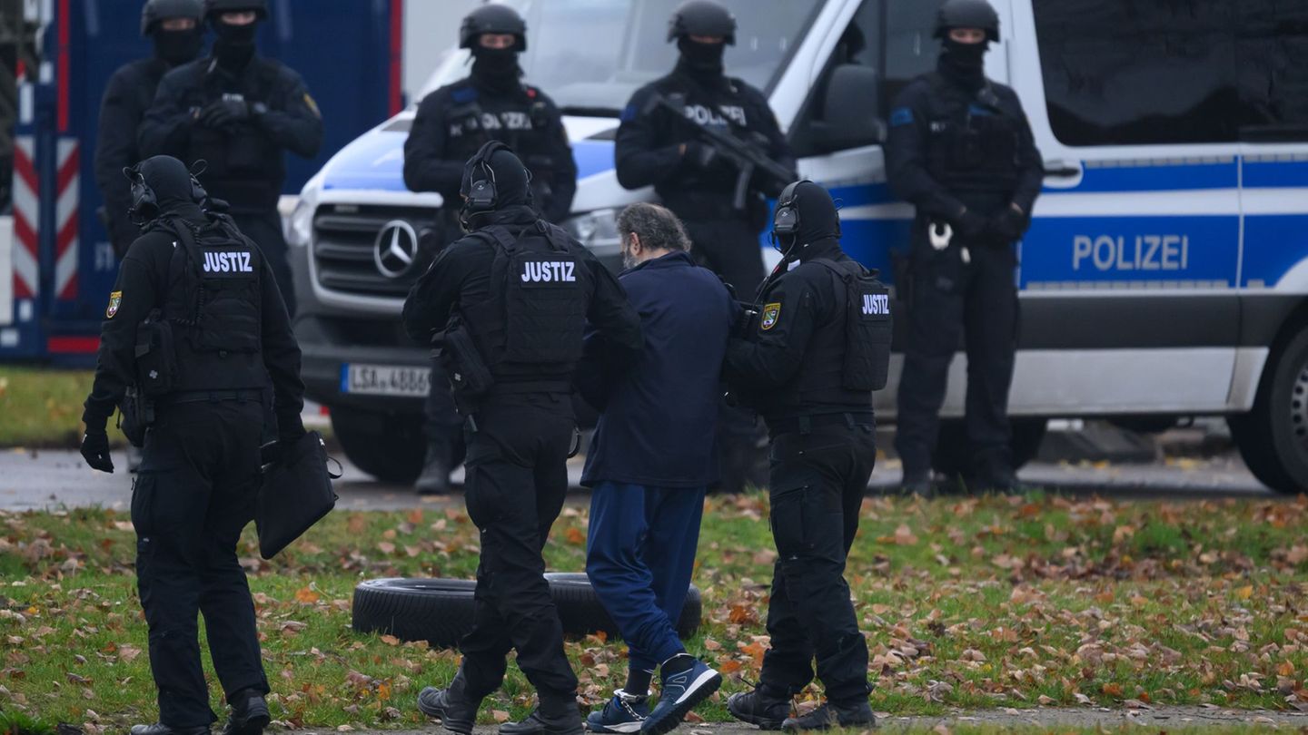 Taleb al-Abdulmohsen kommt am frühen Morgen in Magdeburg an. Foto: Hendrik Schmidt/dpa