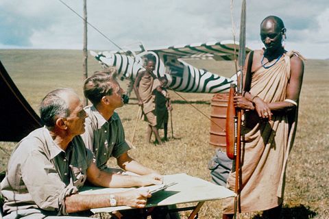Bernhard Grzimek (links) mit seinem Sohn Michael während der Dreharbeiten in der Wüste für "Serengeti darf nicht sterben". Der Sohn starb bei einem Flugzeugabsturz während der Dreharbeiten.