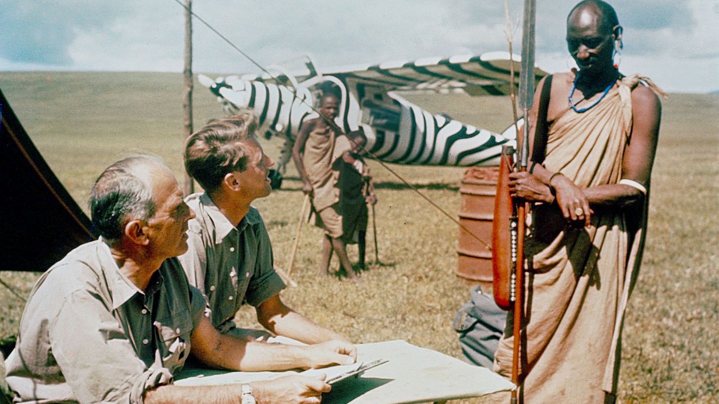 Bernhard Grzimek (links) mit seinem Sohn Michael während der Dreharbeiten in der Wüste für "Serengeti darf nicht sterben". Der Sohn starb bei einem Flugzeugabsturz während der Dreharbeiten.