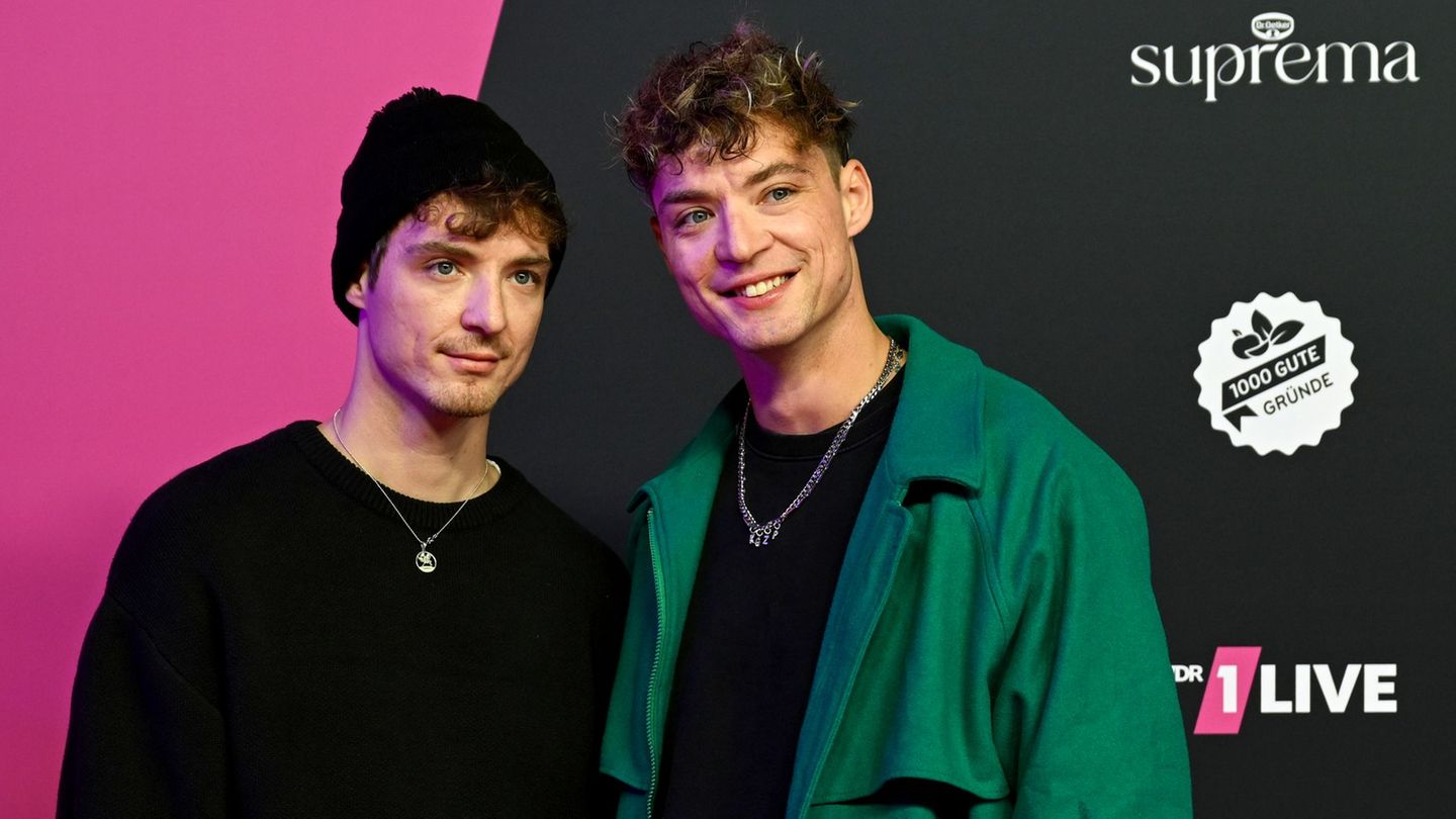 Roman (l) und Heiko (r) Lochmann nennen sich musikalisch mittlerweile HE/RO. (Archivbild) Foto: David Inderlied/dpa