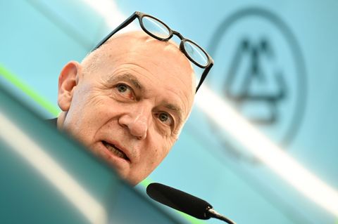 Bernd Neuendorf erwartet von der DFB-Auswahl die direkte Qualifikation für die Fußball-WM 2026. Foto: Arne Dedert/dpa