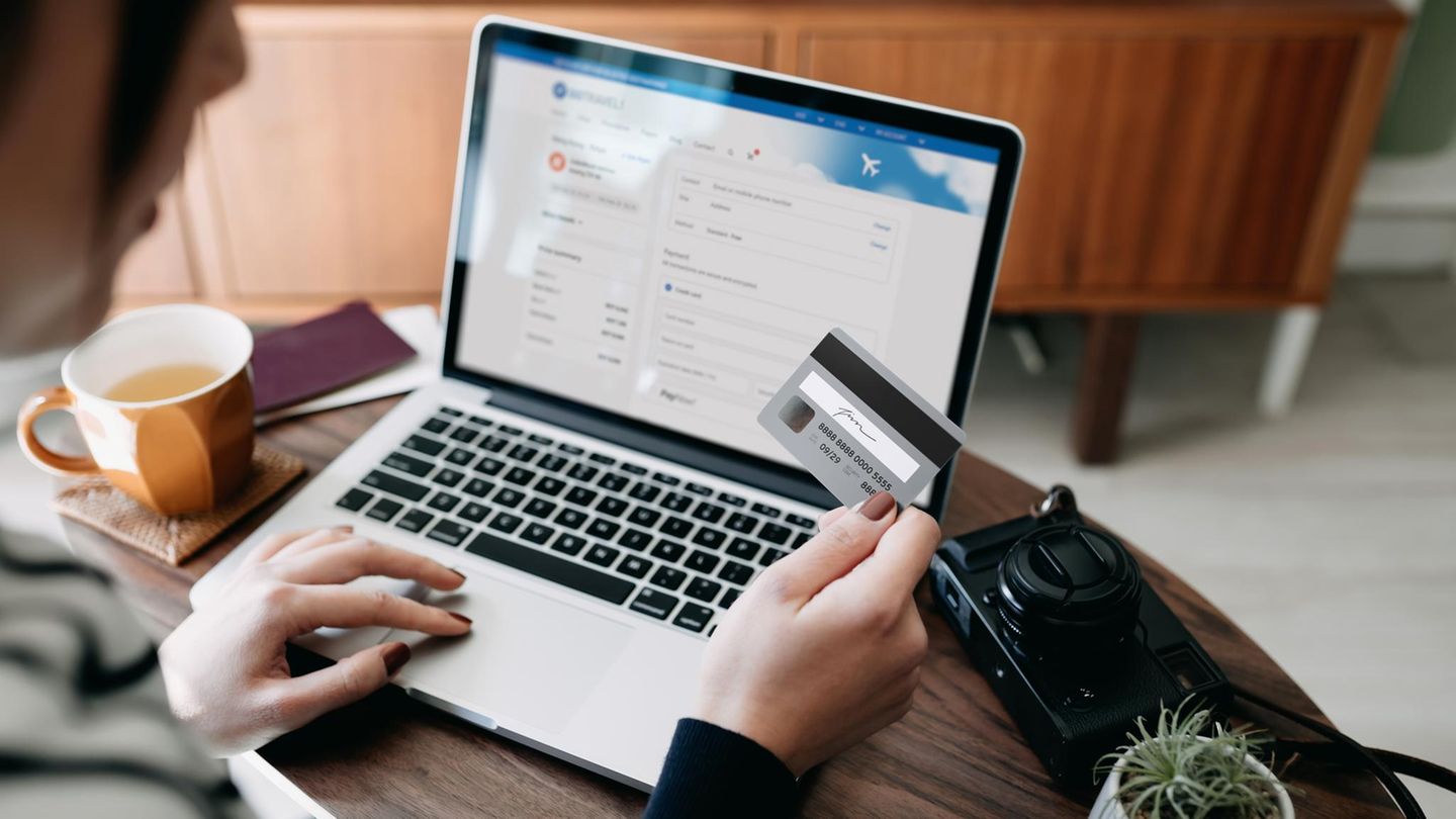 Person shoppt online am Black Friday