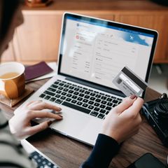 Person shoppt online am Black Friday