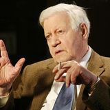 Helmut Schmidt gehört zu den bedeutendsten Bundeskanzlern Deutschlands. Die Amtszeit des SPD-Politikers als Regierungschef fällt in die Jahre 1974 bis 1982 – eine Zeit wirtschaftlicher Krisen und des Kampfes gegen den Terrorismus der RAF. Am 10. November starb der überzeugte Kettenraucher im hohen Alter von 96 Jahren. Zum 10. Todestag des "Lotsen" der Deutschen präsentiert die Galerie alle deutschen Bundeskanzler seit 1949.