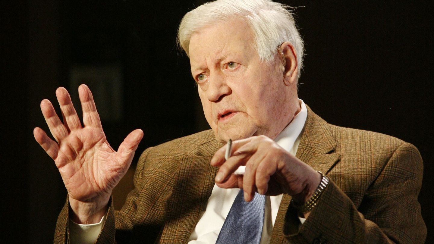 Helmut Schmidt gehört zu den bedeutendsten Bundeskanzlern Deutschlands. Die Amtszeit des SPD-Politikers als Regierungschef fällt in die Jahre 1974 bis 1982 – eine Zeit wirtschaftlicher Krisen und des Kampfes gegen den Terrorismus der RAF. Am 10. November starb der überzeugte Kettenraucher im hohen Alter von 96 Jahren. Zum 10. Todestag des "Lotsen" der Deutschen präsentiert die Galerie alle deutschen Bundeskanzler seit 1949.