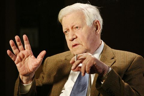 Helmut Schmidt gehört zu den bedeutendsten Bundeskanzlern Deutschlands. Die Amtszeit des SPD-Politikers als Regierungschef fällt in die Jahre 1974 bis 1982 – eine Zeit wirtschaftlicher Krisen und des Kampfes gegen den Terrorismus der RAF. Am 10. November starb der überzeugte Kettenraucher im hohen Alter von 96 Jahren. Zum 10. Todestag des "Lotsen" der Deutschen präsentiert die Galerie alle deutschen Bundeskanzler seit 1949.