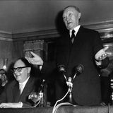 Konrad Adenauer (1876 bis 1967) war der erste Bundeskanzler der Bundesrepublik Deutschland. Seine Amtszeit von 1949 bis 1963 war geprägt von der Konsolidierung des Staates nach dem Zweiten Weltkrieg, dem Wiederaufbau und der Integration der Bundesrepublik in die westliche Gemeinschaft. Als Kanzler trug der CDU-Politiker maßgeblich zur Gründung der Europäischen Gemeinschaft bei.