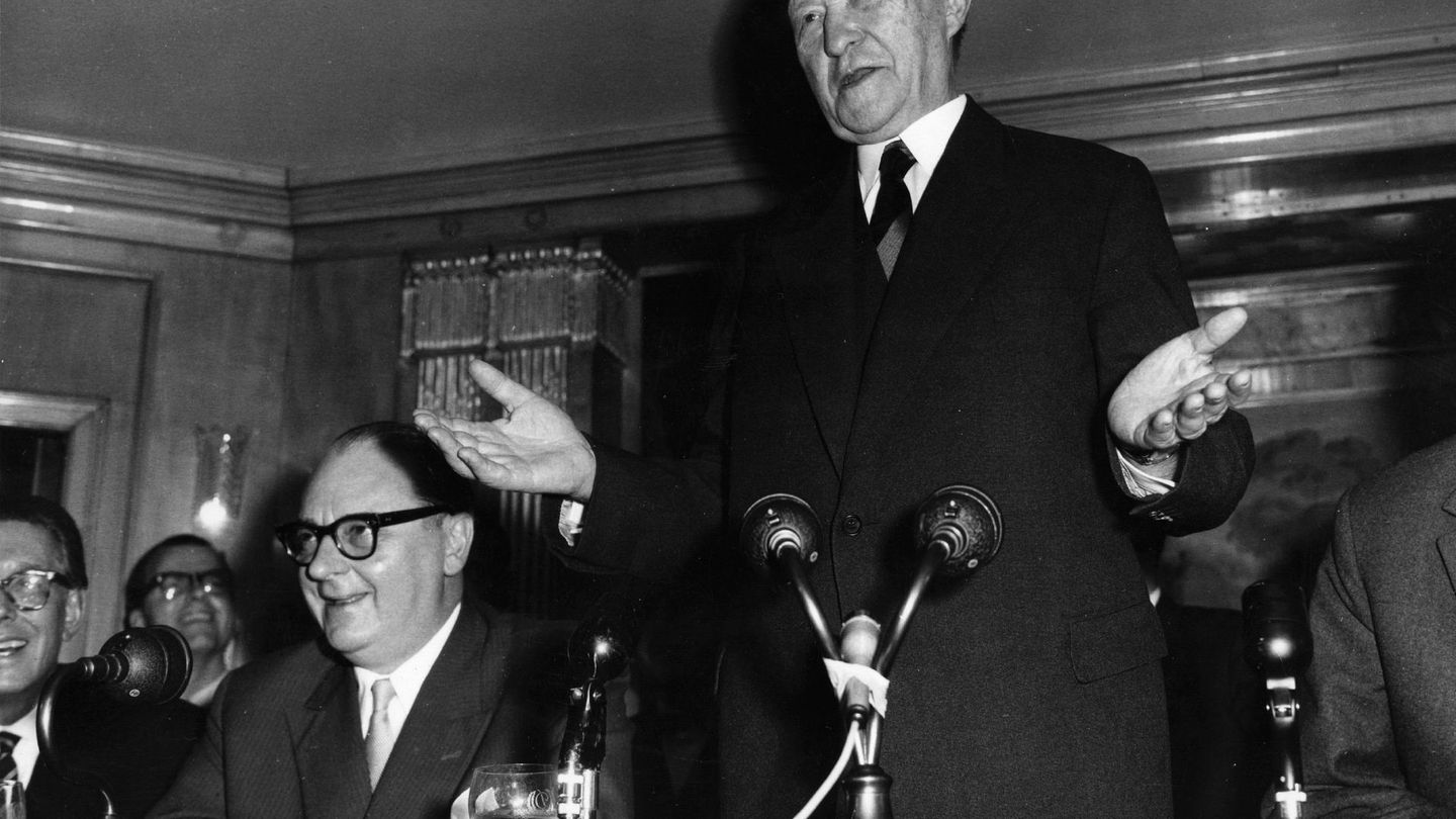 Konrad Adenauer (1876 bis 1967) war der erste Bundeskanzler der Bundesrepublik Deutschland. Seine Amtszeit von 1949 bis 1963 war geprägt von der Konsolidierung des Staates nach dem Zweiten Weltkrieg, dem Wiederaufbau und der Integration der Bundesrepublik in die westliche Gemeinschaft. Als Kanzler trug der CDU-Politiker maßgeblich zur Gründung der Europäischen Gemeinschaft bei.