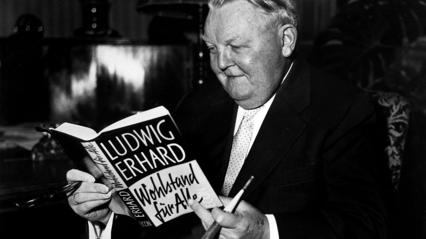 Er gilt als Vater des deutschen Wirtschaftswunders und Erfinder der "Sozialen Marktwirtschaft": Vor seiner Zeit als Kanzler arbeitete Ludwig Erhard (1897 bis 1977) als Ökonom und Hochschulprofessor. Doch es war seine Zeit als Wirtschaftsminister unter Konrad Adenauer, die ihn zu einem der beliebtesten Politiker machte – dank seiner Devise: Wohlstand für alle.