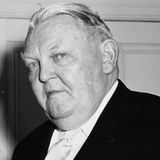 Dank des Rücktritts von Adenauer wurde Ludwig Erhard 1963 zum Regierungschef: Trotz eines überwältigenden Wahlsiegs der CDU 1965 litt sein Ansehen während in seiner Amtszeit als Kanzler zunehmend. Als 1966 sich eine Rezession einstellte, wurde ihm die Wirtschaftskrise angelastet, die FDP, die seine Maßnahmen ablehnte, verließ schließlich die Regierung.