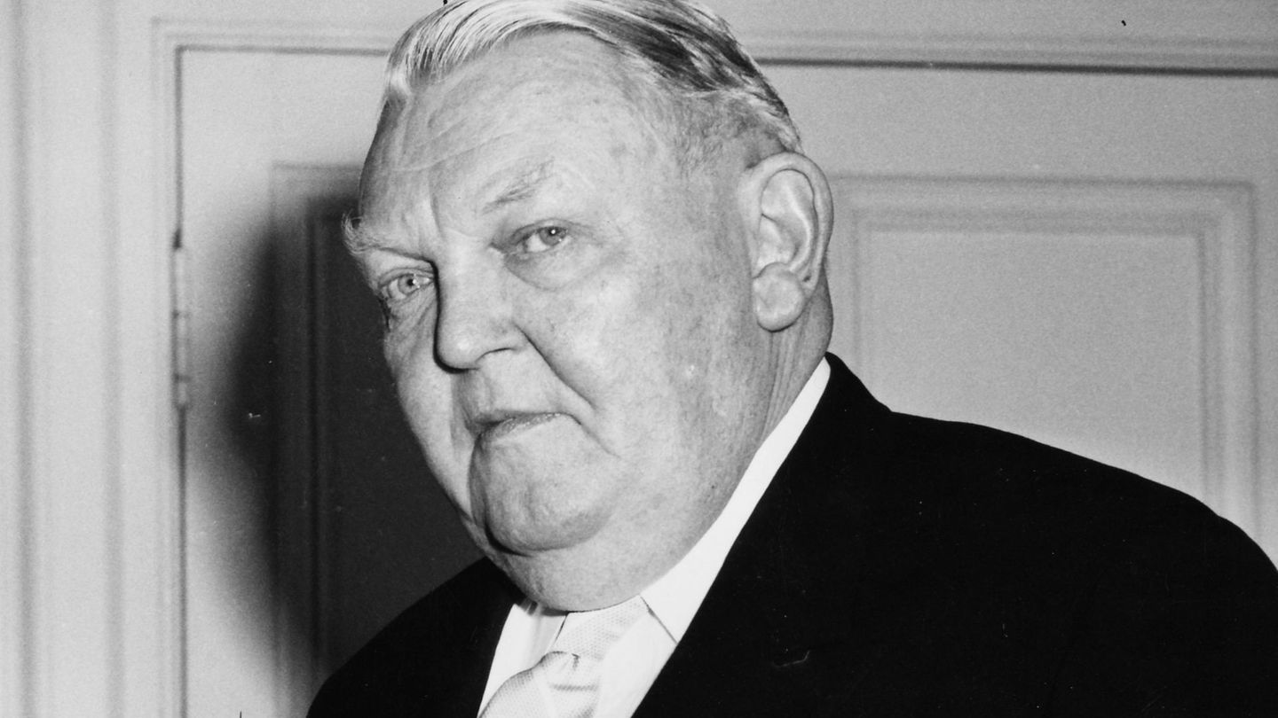 Dank des Rücktritts von Adenauer wurde Ludwig Erhard 1963 zum Regierungschef: Trotz eines überwältigenden Wahlsiegs der CDU 1965 litt sein Ansehen während in seiner Amtszeit als Kanzler zunehmend. Als 1966 sich eine Rezession einstellte, wurde ihm die Wirtschaftskrise angelastet, die FDP, die seine Maßnahmen ablehnte, verließ schließlich die Regierung.