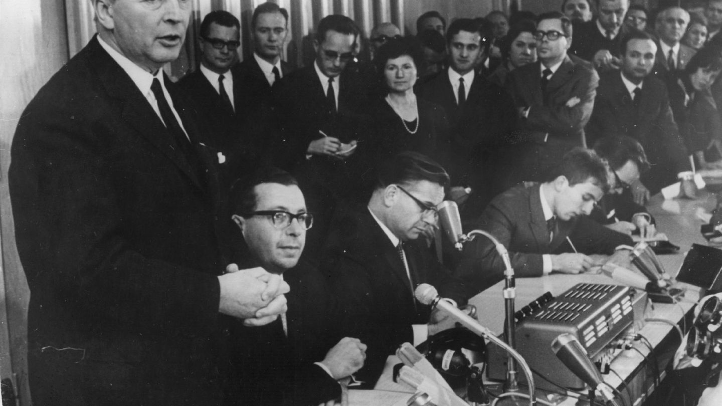 Zu Erhards Nachfolger wurde 1966 Kurt Georg Kiesinger (1904 bis 1988, Bild links) gewählt, der bis 1969 einer Großen Koalition als Bundeskanzler vorstand. Der CDU-Politiker hatte zuvor acht Jahre lang als Ministerpräsident in Baden-Württemberg regiert. Schon bevor er sein Amt antrat, übte nicht nur die Studentenbewegung Kritik, da Kiesinger während des Dritten Reichs Karriere im NS-Staatsapparat gemacht hatte.