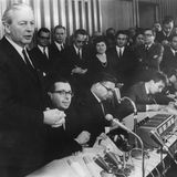 Zu Erhards Nachfolger wurde 1966 Kurt Georg Kiesinger (1904 bis 1988, Bild links) gewählt, der bis 1969 einer Großen Koalition als Bundeskanzler vorstand. Der CDU-Politiker hatte zuvor acht Jahre lang als Ministerpräsident in Baden-Württemberg regiert. Schon bevor er sein Amt antrat, übte nicht nur die Studentenbewegung Kritik, da Kiesinger während des Dritten Reichs Karriere im NS-Staatsapparat gemacht hatte.