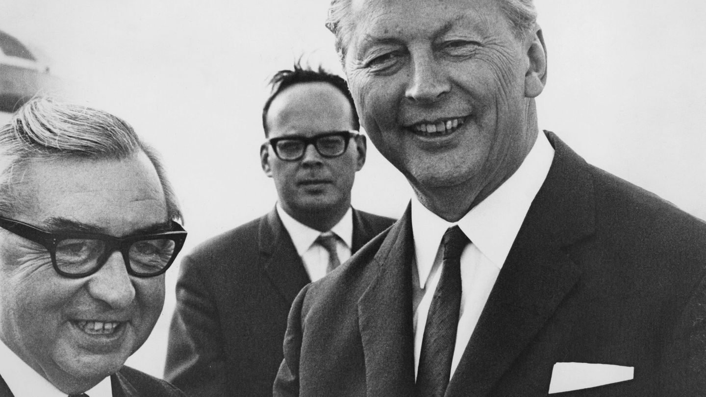 Zu heftigen Diskussionen in Kiesingers (rechts) Amtszeit führten auch die 1968 verabschiedeten Notstandsgesetze sowie Gesetze, die zur Verjährung von NS-Kriegsverbrechen führten. Bei den Bundestagswahlen 1969 schaffte es die CDU zwar erneut stärkste Kraft zu werden, zum Bundeskanzler wurde hingegen Kiesingers Kontrahent, der bisherige Außenminister Willy Brandt (SPD) gewählt.