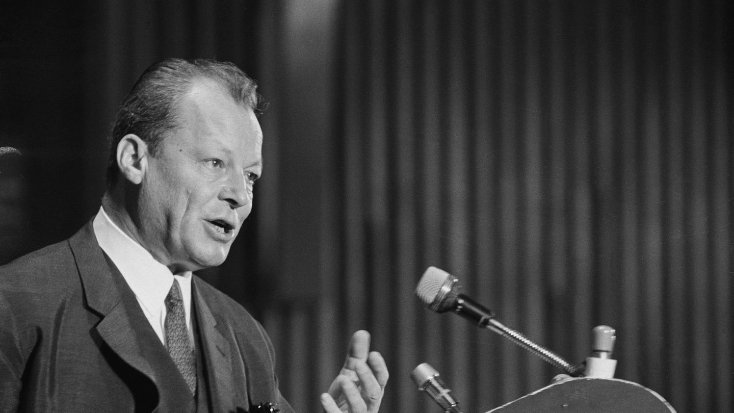 Er war der erste SPD-Kanzler in einer sozial-liberalen Koalition: Willy Brandt (1913 bis 1992) hatte sich von 1957 bis 1966 als Regierender Bürgermeister von Berlin einen Namen gemacht. Als Außenminister im Kabinett Kiesinger bereitete bereits er seine spätere Ostpolitik vor, die unter dem Motto "Wandel durch Annäherung" stand.