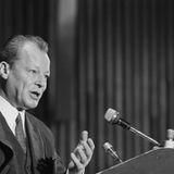 Er war der erste SPD-Kanzler in einer sozial-liberalen Koalition: Willy Brandt (1913 bis 1992) hatte sich von 1957 bis 1966 als Regierender Bürgermeister von Berlin einen Namen gemacht. Als Außenminister im Kabinett Kiesinger bereitete bereits er seine spätere Ostpolitik vor, die unter dem Motto "Wandel durch Annäherung" stand.