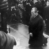 Brandt verfolgte einen Kurs der Entspannung und des Ausgleichs mit der Sowjetunion, der DDR und den Ostblockstaaten, der 1970 auch in seinem Kniefall im einstigen jüdischen Ghetto in Warschau Ausdruck fand. Für seine Ostpolitik erhielt Brandt 1971 den Friedensnobelpreis. Zum politischen Verhängnis wurde ihm die Enttarnung eines DDR-Spions, der einer seiner engsten Mitarbeiter gewesen war: Brandt trat 1974 zurück.