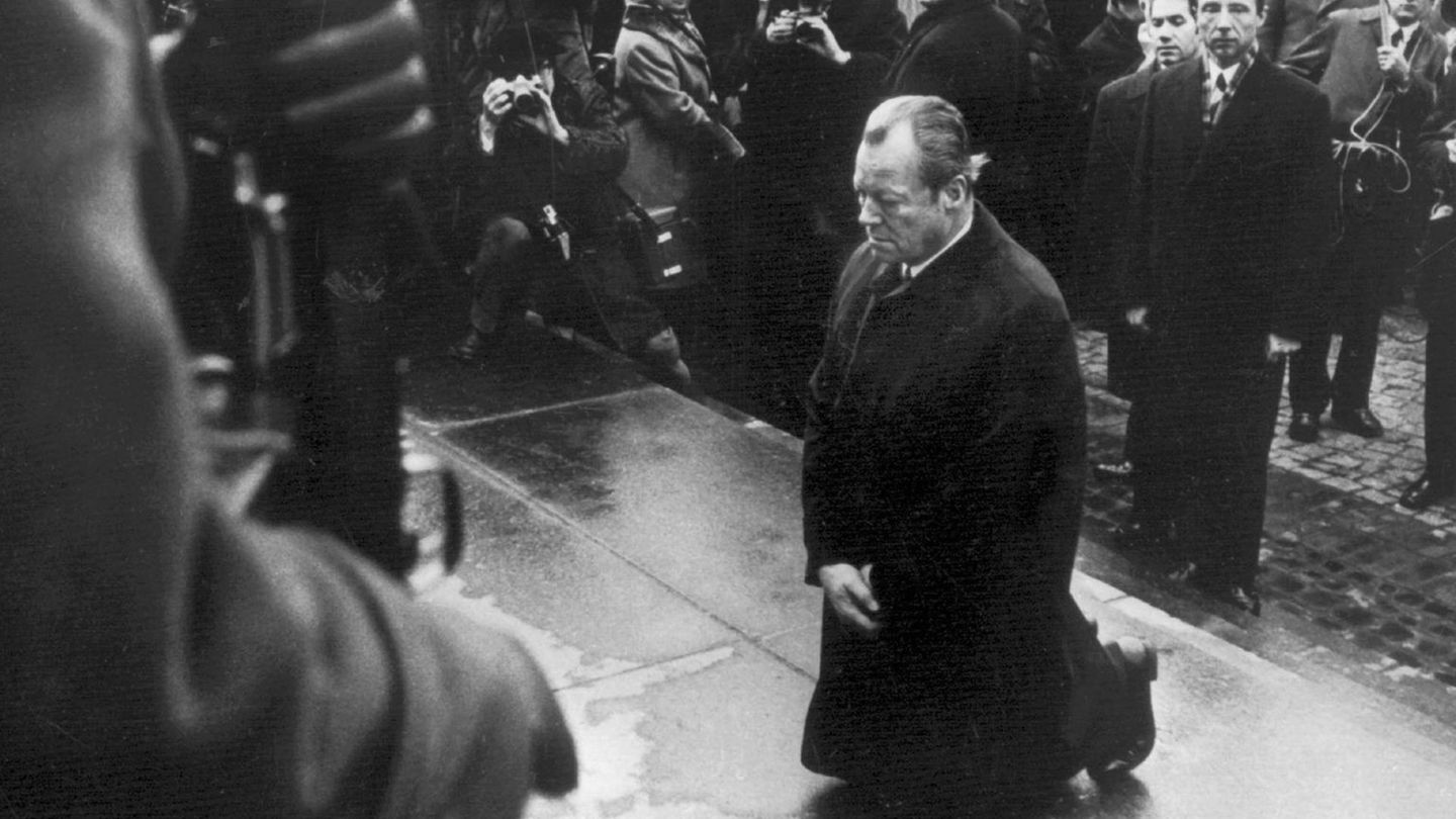 Brandt verfolgte einen Kurs der Entspannung und des Ausgleichs mit der Sowjetunion, der DDR und den Ostblockstaaten, der 1970 auch in seinem Kniefall im einstigen jüdischen Ghetto in Warschau Ausdruck fand. Für seine Ostpolitik erhielt Brandt 1971 den Friedensnobelpreis. Zum politischen Verhängnis wurde ihm die Enttarnung eines DDR-Spions, der einer seiner engsten Mitarbeiter gewesen war: Brandt trat 1974 zurück.