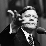 Zu seinem Nachfolger wurde Helmut Schmidt (1918 bis 2015) gewählt, der unter Brandt zuvor Finanzminister gewesen war: Der gebürtige Hamburger hatte sich zuvor bereits auch jenseits seine Heimatstadt einen guten Ruf als Krisenmananger erarbeitet. Als Innensenator hatte er bei der Sturmflut 1962 den Großeinsatz von Polizei, Rettungsdiensten und Katastrophenschutz koordiniert.