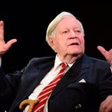 Auch als Bundeskanzler war Schmidts Erfahrung als Krisenmanager gefragt: In seine achtjährige Amtszeit fielen Ölkrise und RAF-Terror, zudem setzte sich der SPD-Politiker für die Stärkung der Europäischen Gemeinschaft ein. Bis zu seinem Tod 2015 zählte Schmidt zu den beliebtesten Politikern des Landes – trotz oder gerade weil er sich stets meinungsstark in politische Debatten einmischte.