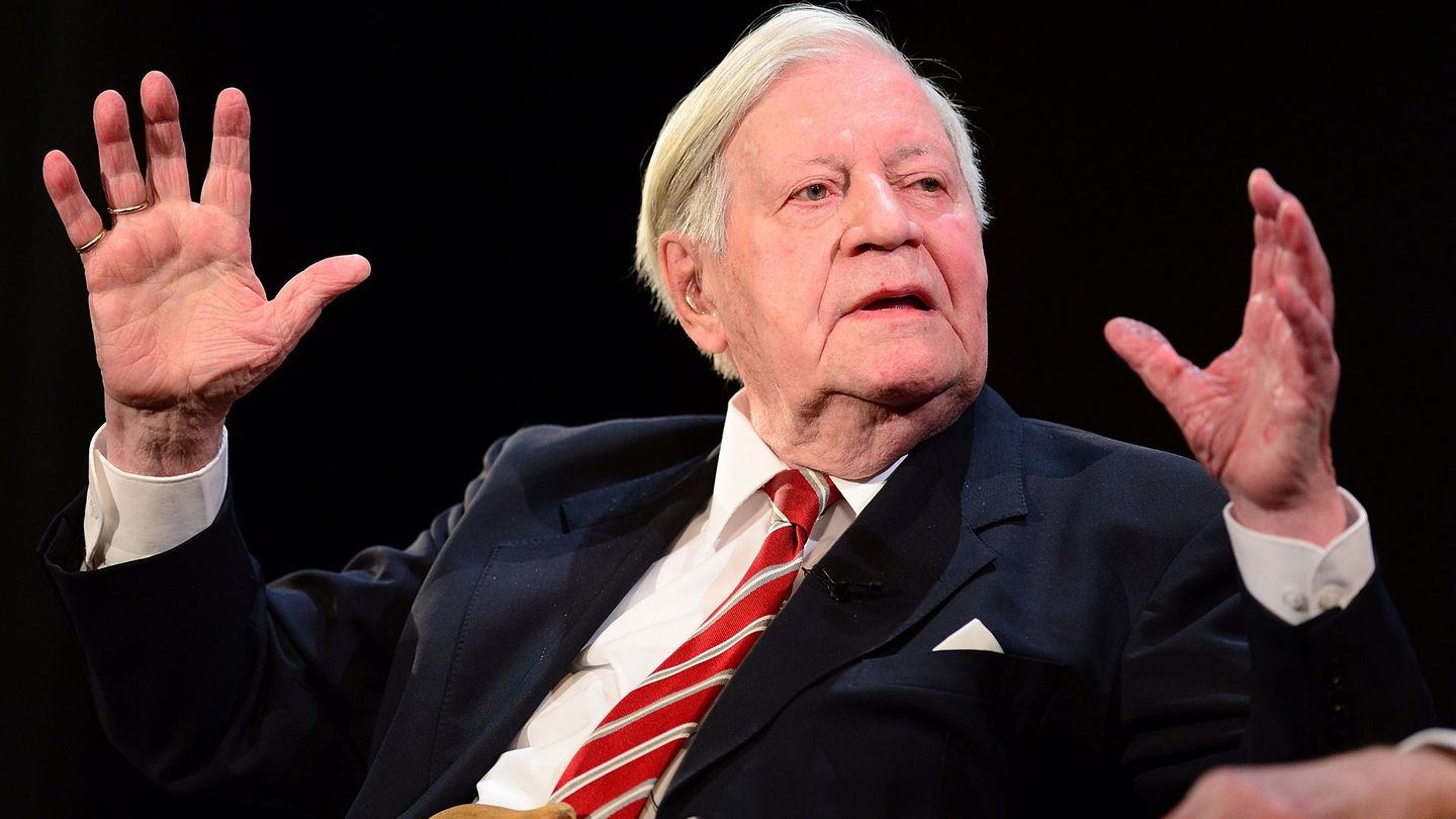 Auch als Bundeskanzler war Schmidts Erfahrung als Krisenmanager gefragt: In seine achtjährige Amtszeit fielen Ölkrise und RAF-Terror, zudem setzte sich der SPD-Politiker für die Stärkung der Europäischen Gemeinschaft ein. Bis zu seinem Tod 2015 zählte Schmidt zu den beliebtesten Politikern des Landes – trotz oder gerade weil er sich stets meinungsstark in politische Debatten einmischte.