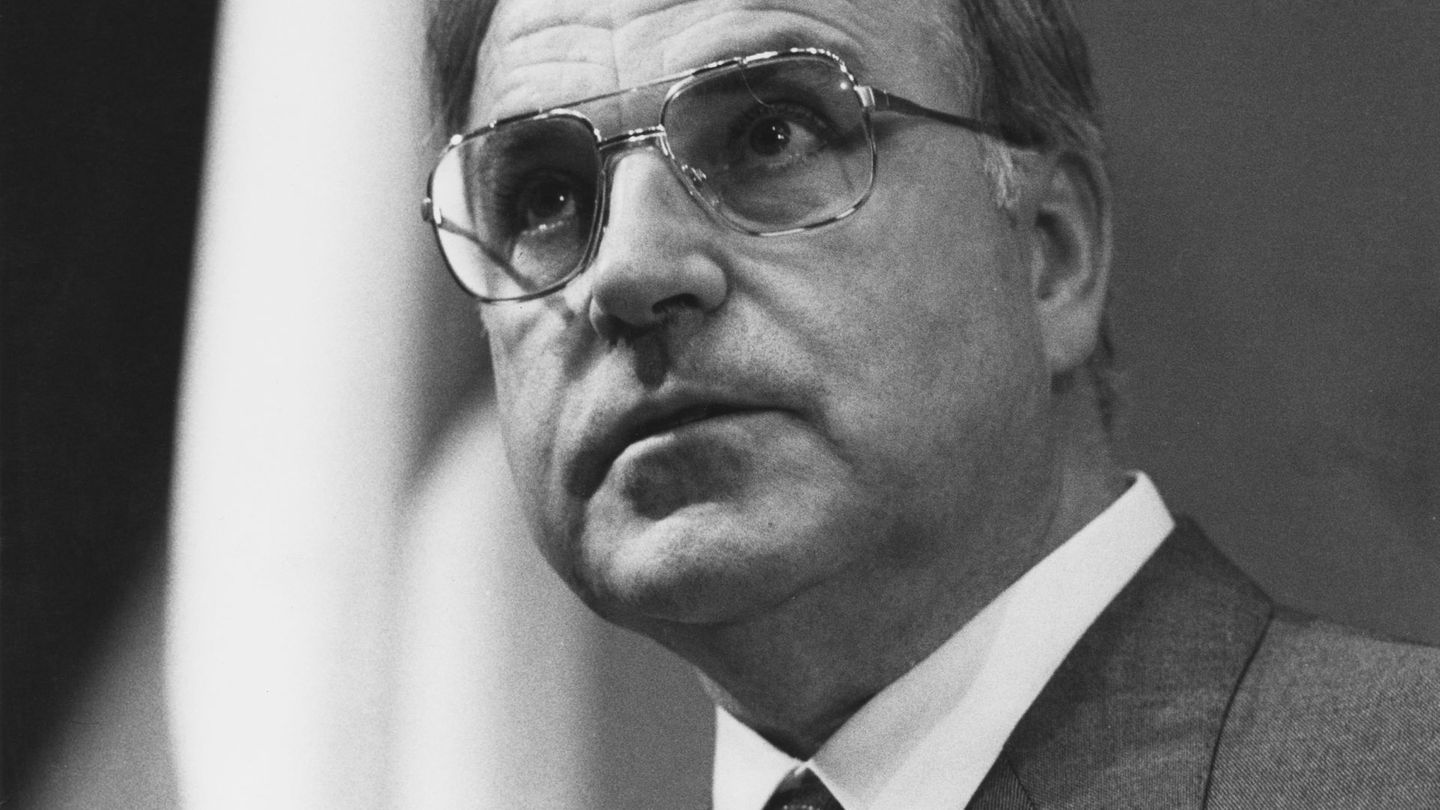 Er kam 1982 durch ein konstruktives Misstrauensvotum an die Macht, CDU und FDP bildeten damals eine neue Koalition: Helmut Kohl (1930 bis 2017) hatte von 1969 bis 1976 als Ministerpräsident von Rheinland-Pfalz regiert und war zu diesem Zeitpunkt bereits fast zehn Jahre CDU-Vorsitzender. Mit 16 Jahren war der "Kanzler der Einheit" der am längsten amtierende Bundeskanzler.