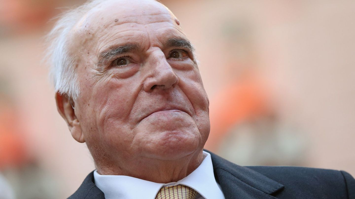 Sein größter Verdienst bleibt die Wiedervereinigung Deutschlands, die unter seiner Führung 1990 erreicht wurde. Kohl setzte zudem auch auf eine Vertiefung der europäischen Integration. Die 1999 aufgedeckte CDU-Spendenaffäre beschädigte seinen Ruf, im Jahr 2000 ließ er aufgrund dessen auch den Ehrenvorsitz in seiner Partei ruhen.