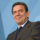 Wie viele seiner Vorgänger hatte auch Gerhard Schröder bereits Erfahrung als Regierungschef: Der SPD-Politiker war von 1990 bis 1998 Ministerpräsident von Niedersachsen. Nach seinem Wahlsieg führte er die erste rot-grüne Koalition in der Geschichte der Bundesrepublik an. In seiner Amtszeit wurden die umstrittene Agenda 2010 und die Hartz-Reformen eingeführt.