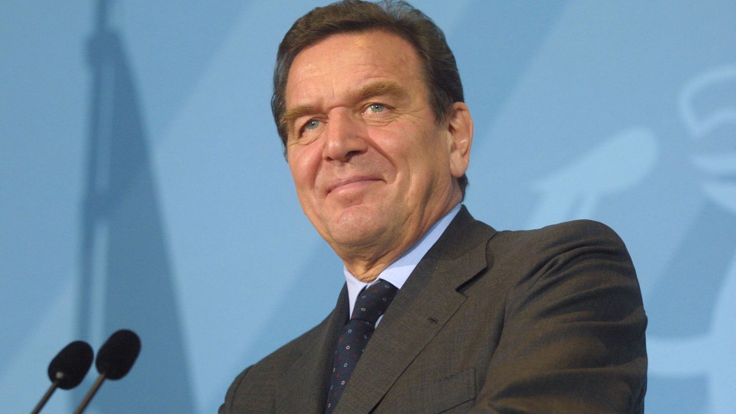 Wie viele seiner Vorgänger hatte auch Gerhard Schröder bereits Erfahrung als Regierungschef: Der SPD-Politiker war von 1990 bis 1998 Ministerpräsident von Niedersachsen. Nach seinem Wahlsieg führte er die erste rot-grüne Koalition in der Geschichte der Bundesrepublik an. In seiner Amtszeit wurden die umstrittene Agenda 2010 und die Hartz-Reformen eingeführt.
