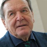 Vom Kanzler zum Lobbyist: Seit seinem Ausscheiden aus der Politik ist Schröder als Wirtschaftsanwalt und Interessenvertreter, insbesondere für den russischen Präsidenten Wladimir Putin, tätig. Diese Nähe zu Russland brachten ihm teils harsche Kritik ein, insbesondere nach dem russischen Überfall auf die Ukraine im Februar 2022.