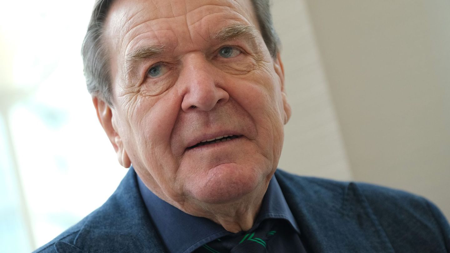 Vom Kanzler zum Lobbyist: Seit seinem Ausscheiden aus der Politik ist Schröder als Wirtschaftsanwalt und Interessenvertreter, insbesondere für den russischen Präsidenten Wladimir Putin, tätig. Diese Nähe zu Russland brachten ihm teils harsche Kritik ein, insbesondere nach dem russischen Überfall auf die Ukraine im Februar 2022.