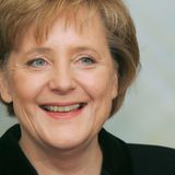 Sie war "Mutti" und "die mächtigste Frau der Welt" zugleich: 2005 wurde Angela Merkel zu Deutschlands erster Bundeskanzlerin gewählt. Die in der DDR geborene Pfarrerstochter und promovierte Physikerin amtierte von 2005 bis 2021, ihre Politik der "ruhigen Hand" in der Wirtschafts- und Finanzkrise wie auch ihre wissenschaftliche Nüchternheit wurden gelobt wie auch kritisiert.