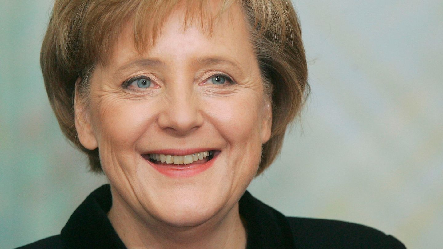 Sie war "Mutti" und "die mächtigste Frau der Welt" zugleich: 2005 wurde Angela Merkel zu Deutschlands erster Bundeskanzlerin gewählt. Die in der DDR geborene Pfarrerstochter und promovierte Physikerin amtierte von 2005 bis 2021, ihre Politik der "ruhigen Hand" in der Wirtschafts- und Finanzkrise wie auch ihre wissenschaftliche Nüchternheit wurden gelobt wie auch kritisiert.
