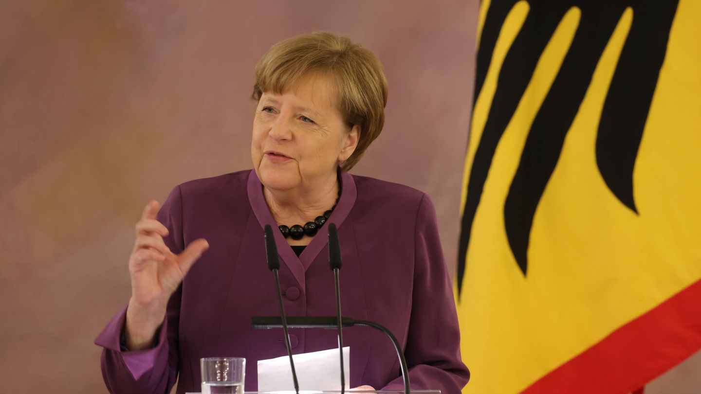 Merkel leitete zudem nach dem Atomunfall in Fukushima die "Energiewende" ein und setzte sich für eine humane Lösung der Flüchtlingskrise ("Wir schaffen das") ein. Anerkennung brachte Merkel ihr freiwilliger Rückzug aus dem Amt ein, der ein Novum in der Geschichte der Bundesrepublik darstellt. Für ihre Verdienste wurde sie mit dem "Großkreuz in besonderer Ausführung" ausgezeichnet.