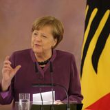 Merkel leitete zudem nach dem Atomunfall in Fukushima die "Energiewende" ein und setzte sich für eine humane Lösung der Flüchtlingskrise ("Wir schaffen das") ein. Anerkennung brachte Merkel ihr freiwilliger Rückzug aus dem Amt ein, der ein Novum in der Geschichte der Bundesrepublik darstellt. Für ihre Verdienste wurde sie mit dem "Großkreuz in besonderer Ausführung" ausgezeichnet.