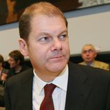 Auch er konnte bei seinem Amtsantritt bereits auf eine lange politische Karriere zurückblicken: Olaf Scholz war von 2007 Bundesminister für Arbeit und Soziales, von 2011 bis 2018 Erster Bürgermeister von Hamburg und von 2018 bis 2021 Bundesfinanzminister. Bei Bundestagswahl 2021 lag seine SPD knapp vor der CDU, Scholz schaffte es eine Ampelkoalition aus SPD, Grünen und FDP zu schmieden und wurde am 8. Dezember 2021 zum neunten Bundeskanzler der BRD gewählt.