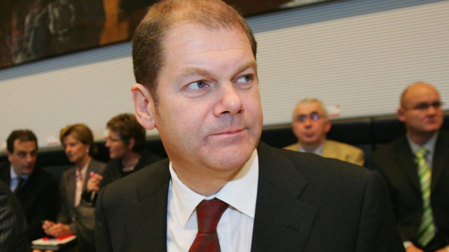 Auch er konnte bei seinem Amtsantritt bereits auf eine lange politische Karriere zurückblicken: Olaf Scholz war von 2007 Bundesminister für Arbeit und Soziales, von 2011 bis 2018 Erster Bürgermeister von Hamburg und von 2018 bis 2021 Bundesfinanzminister. Bei Bundestagswahl 2021 lag seine SPD knapp vor der CDU, Scholz schaffte es eine Ampelkoalition aus SPD, Grünen und FDP zu schmieden und wurde am 8. Dezember 2021 zum neunten Bundeskanzler der BRD gewählt.