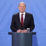 Nur kurz nach dem Antritt der Regierung, am 24. Februar 2022, überfiel Russland die Ukraine, seitdem ist das Handeln der Ampelkoalition vor allem von dieser außenpolitischen Krise geprägt. So kündigte Scholz einen Wandel in der deutschen Außen- und Sicherheitspolitik an: Erstes Zeichen der "Zeitenwende" war der Beschluss der Regierung, ein Sondervermögen in Höhe von 100 Milliarden Euro für Bundeswehr zur Verfügung zu stellen.