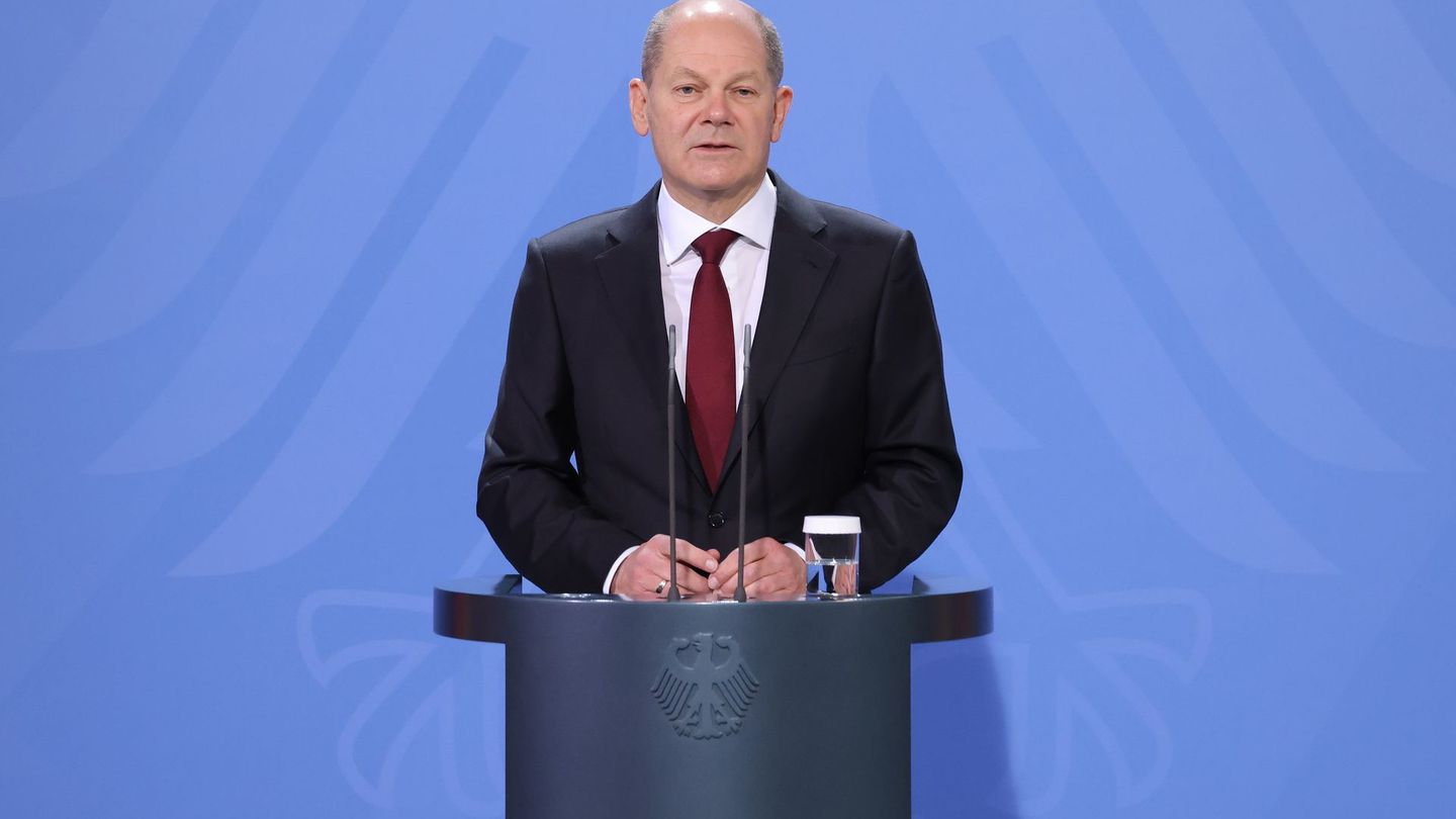 Nur kurz nach dem Antritt der Regierung, am 24. Februar 2022, überfiel Russland die Ukraine, seitdem ist das Handeln der Ampelkoalition vor allem von dieser außenpolitischen Krise geprägt. So kündigte Scholz einen Wandel in der deutschen Außen- und Sicherheitspolitik an: Erstes Zeichen der "Zeitenwende" war der Beschluss der Regierung, ein Sondervermögen in Höhe von 100 Milliarden Euro für Bundeswehr zur Verfügung zu stellen.