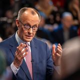Friedrich Merz führt seit 6. Mai 2025 die Regierungskoalition aus CDU und SPD an. Der CDU-Politiker studierte Rechts- und Staatswissenschaften, arbeitete vor seiner politischen Laufbahn als Richter und Staatsanwalt und war von 1986 bis 1989 Referent beim Verband der Chemischen Industrie Frankfurt/Bonn. Seit 1989 war er Mitglied der Europäischen Kommission, dem Bundestag gehört er – nach einer Auszeit ab 2009 – seit 2021 wieder an. Drei Jahre vor der Wahl zum Bundeskanzler wurde er zum CDU-Vorsitzender ernannt.
