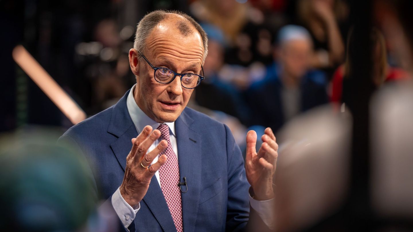 Friedrich Merz führt seit 6. Mai 2025 die Regierungskoalition aus CDU und SPD an. Der CDU-Politiker studierte Rechts- und Staatswissenschaften, arbeitete vor seiner politischen Laufbahn als Richter und Staatsanwalt und war von 1986 bis 1989 Referent beim Verband der Chemischen Industrie Frankfurt/Bonn. Seit 1989 war er Mitglied der Europäischen Kommission, dem Bundestag gehört er – nach einer Auszeit ab 2009 – seit 2021 wieder an. Drei Jahre vor der Wahl zum Bundeskanzler wurde er zum CDU-Vorsitzender ernannt.