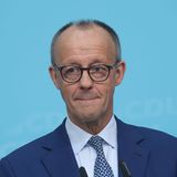 Die politischen Herausforderungen für Kanzler Merz haben sich gegenüber der Amtszeit Scholz' nicht wesentlich geändert. Der von Russland angezettelte Ukraine-Krieg tobt unvermindert weiter, in den USA ist mit Donald Trump ein Rechtspopulist an der Macht, während die Lösung des Klimaproblems noch immer nicht in Sicht ist. Drängende Fragen sind außerdem Deutschlands Verteidigungsfähigkeit, der zunehmende Rechtsruck in der Gesellschaft und die Folgen technologischer Umwälzungen.