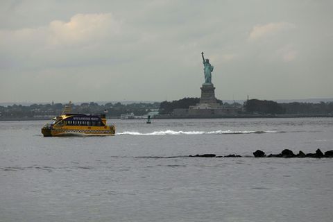 Freiheitsstatue im Hafen von New York