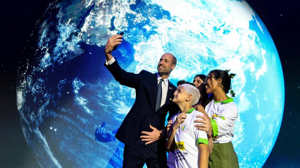 Prinz William macht in Brasilien ein Selfie mit Kindern