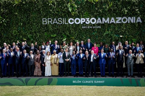 Daumen hoch zum Beginn der 30. UN-Klimakonferenz