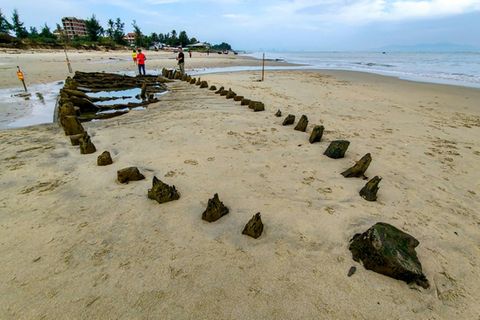 Das in Vietnams Stadt Hoi An aus dem Sand ragende Schiffswrack