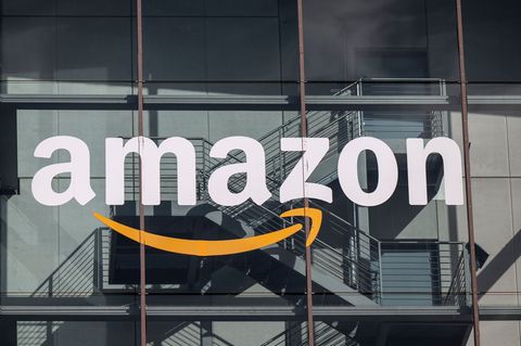 Der Onlinehändler Amazon hatte in Bad Urach den Bau eines Verteilzentrums geplant. (Illustration) Foto: Peter Kneffel/dpa