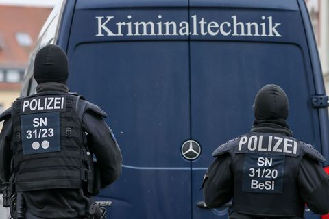 Im Fall eines mutmaßlichen Brandanschlages auf zwei Lkw in Leipzig ermittelt jetzt das Landeskriminalamt Sachsen. (Symbolbild) F