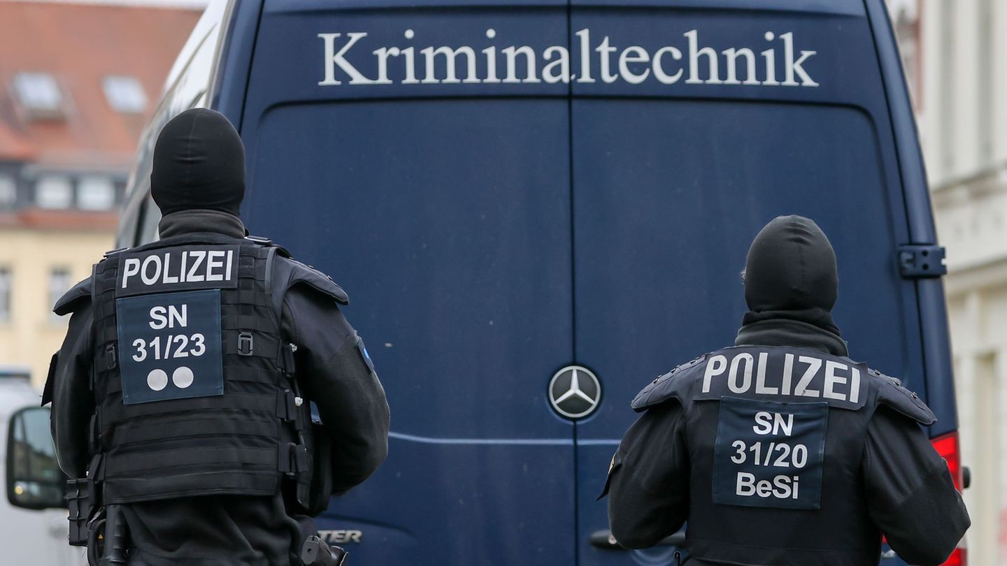 Im Fall eines mutmaßlichen Brandanschlages auf zwei Lkw in Leipzig ermittelt jetzt das Landeskriminalamt Sachsen. (Symbolbild) F